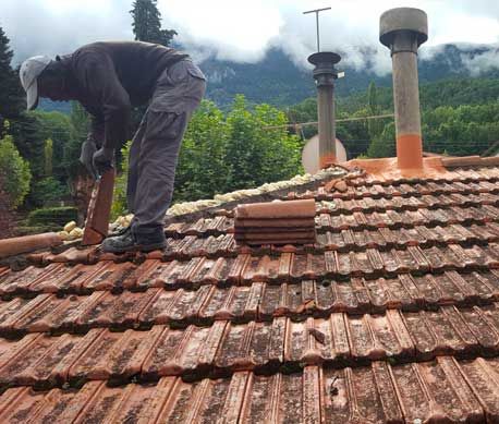 Construcciones Francisco Ortega persona en tejado